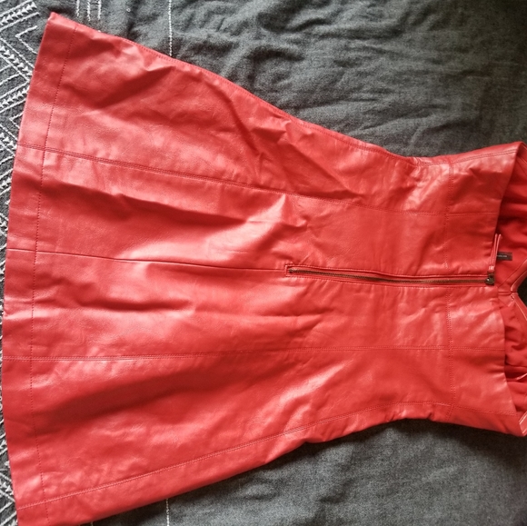 Red fake leather Guess mini dress - Picture 2 of 2